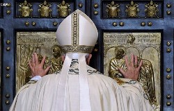 Папа Франциск відкрив Святі Двері базиліки Святого Петра у Ватикані